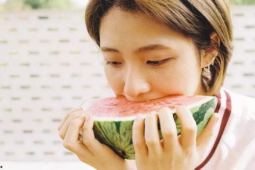 娱乐八卦吃瓜群众的,揭秘吃瓜群众的八卦盛宴  第2张